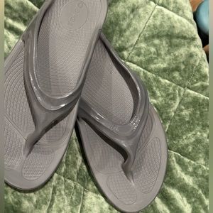 Offas Women’s Gray Sandal Size 11